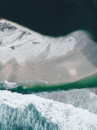 白天海浪拍岸